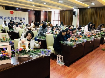 市司法局婦委會(huì)舉辦“追逐夢(mèng)想 綻放風(fēng)采”花藝講座 以花為媒，豐富文化生活，彰顯巾幗風(fēng)采
